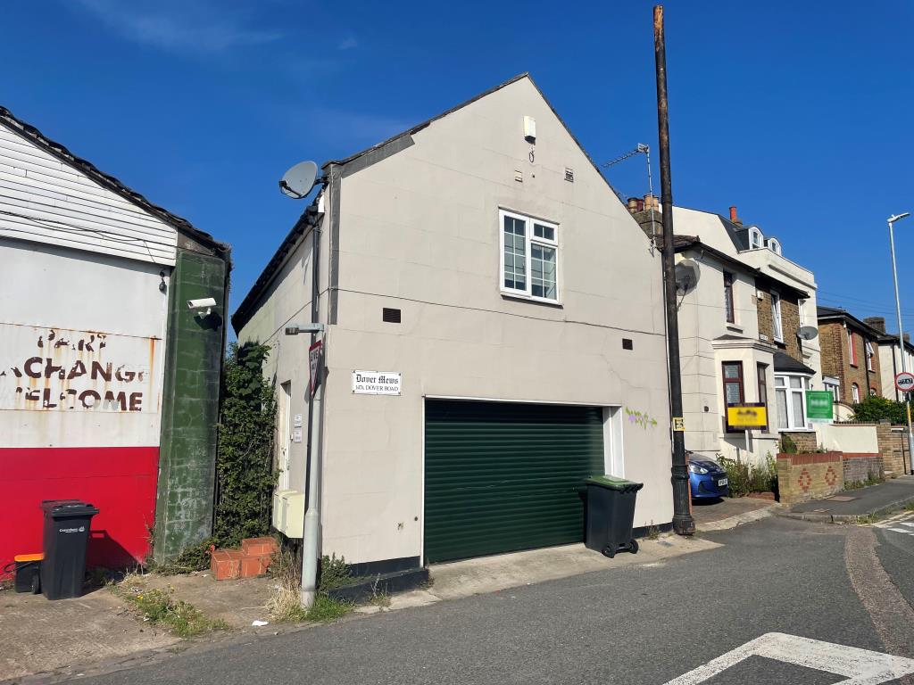 Lot: 117 - LARGE GARAGE WITH TWO FLATS - Garage with flats above